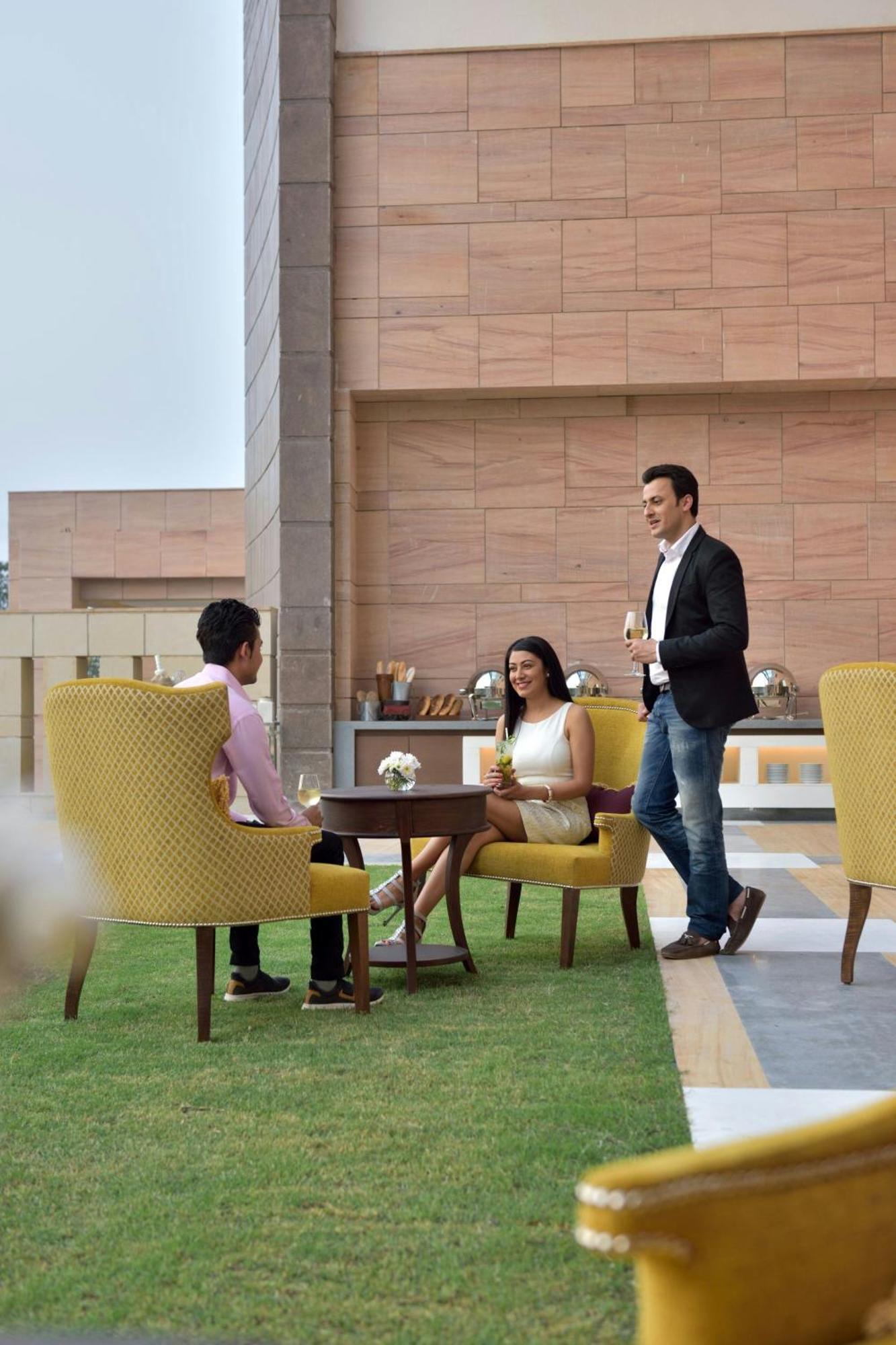 Courtyard By Marriott Raipur Hotel Bagian luar foto