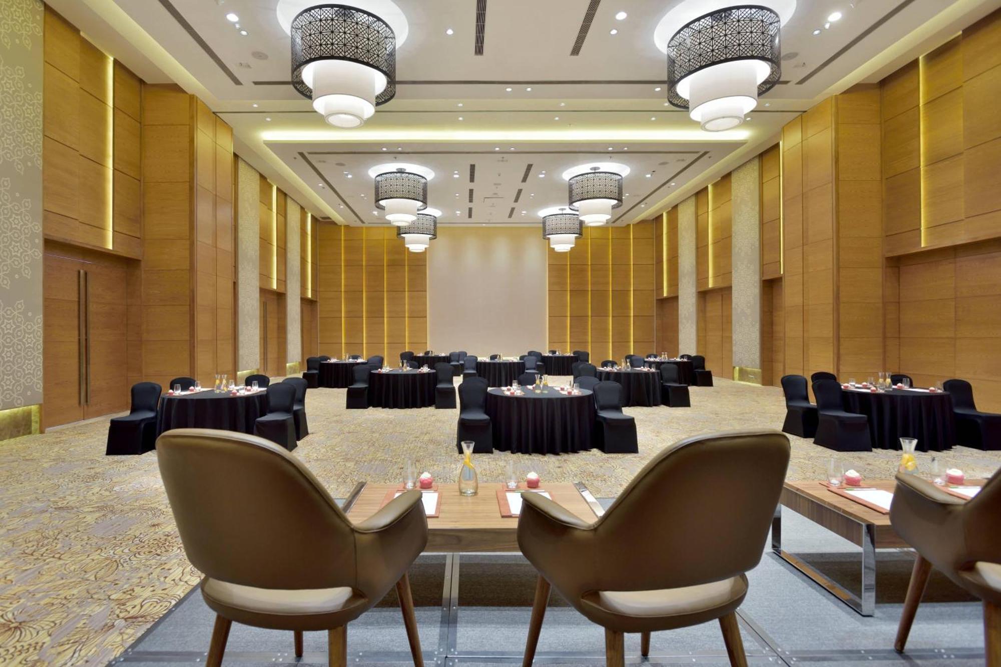Courtyard By Marriott Raipur Hotel Bagian luar foto
