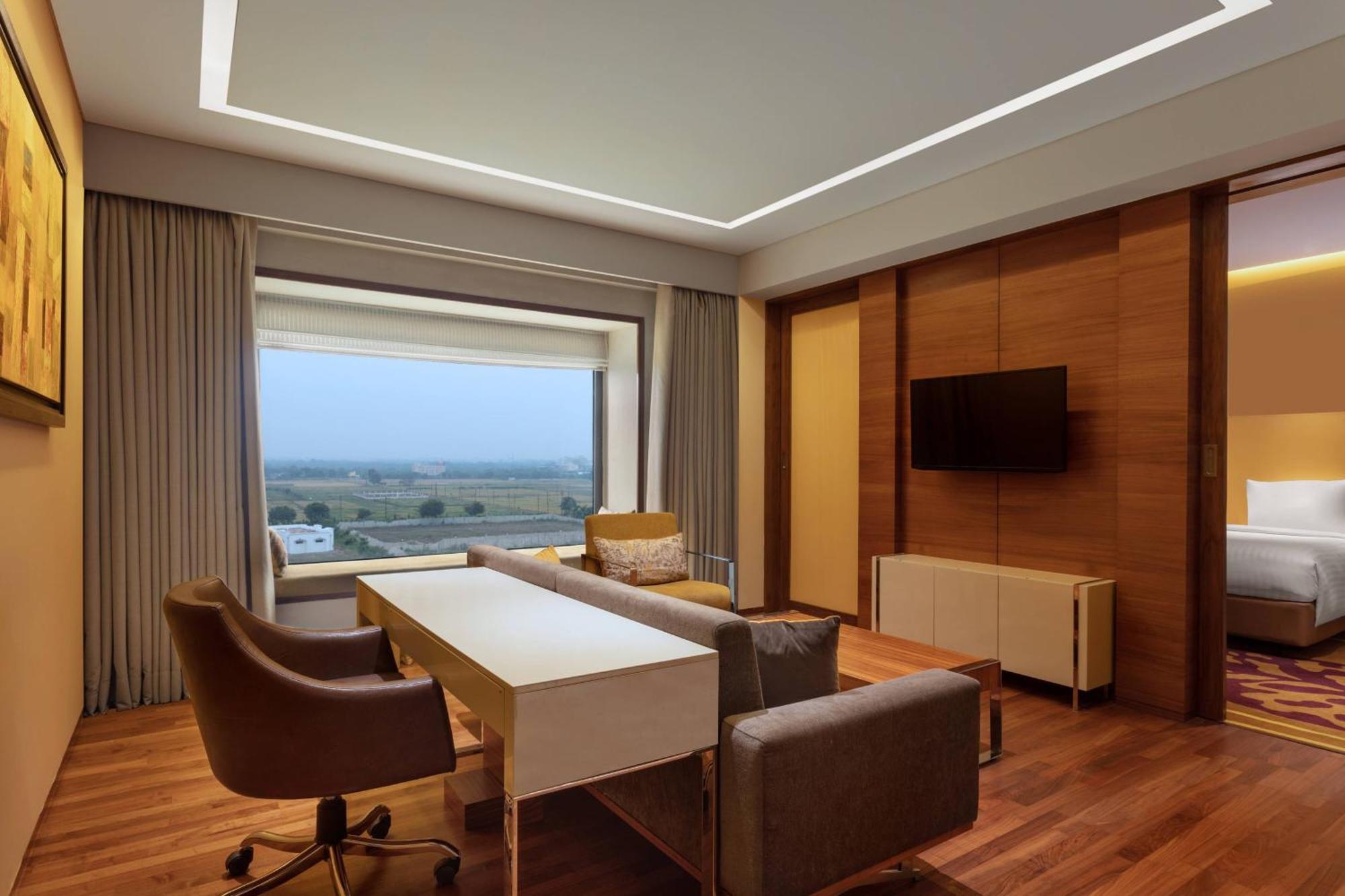 Courtyard By Marriott Raipur Hotel Bagian luar foto