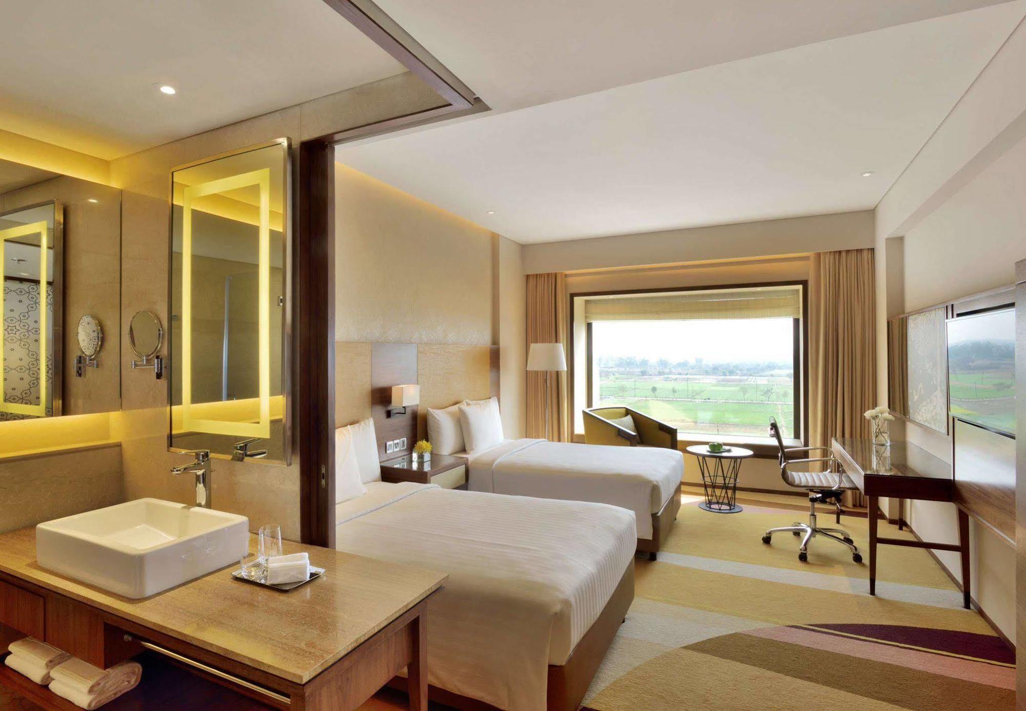 Courtyard By Marriott Raipur Hotel Bagian luar foto